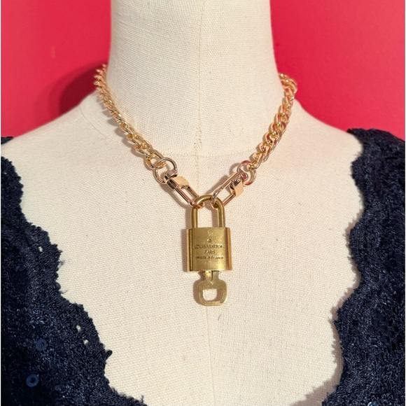 LOUIS VUITTON #317 lock and key necklace AUTHENTIC - Picture 3 of 10
